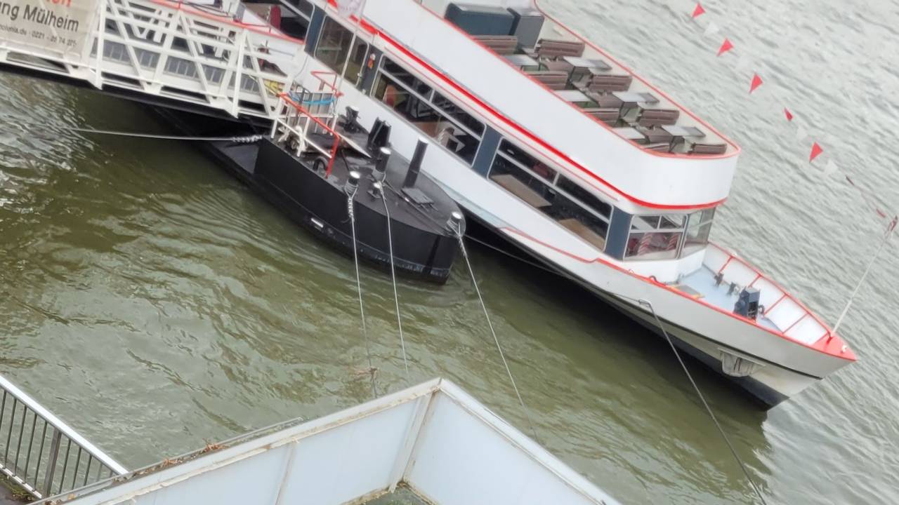 Handy und Geldbörsen auf dem Dach des KD-Häuschens am Rheinufer in Köln.