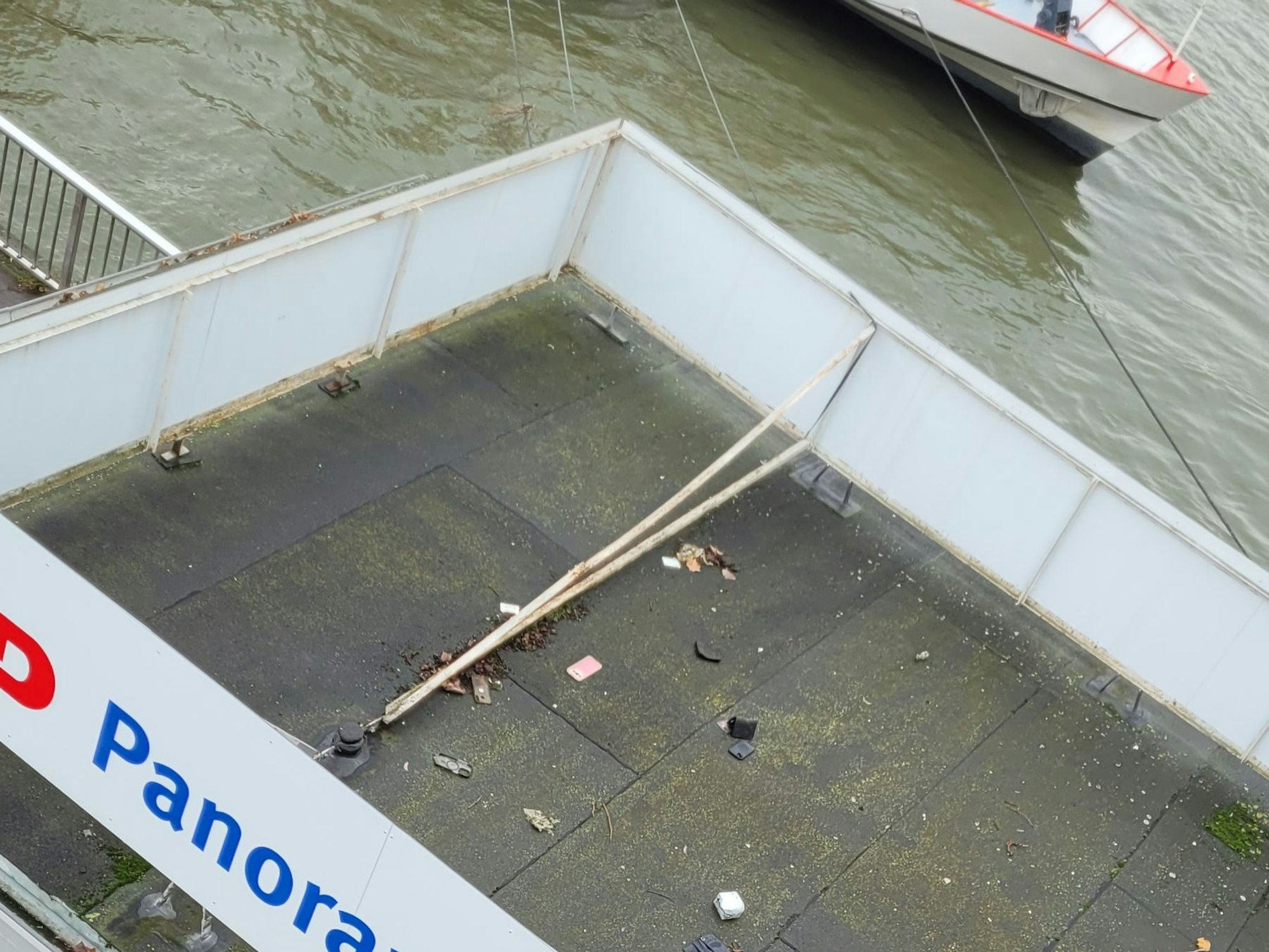 Handy und Geldbörsen auf dem Dach des KD-Häuschens am Rheinufer in Köln.