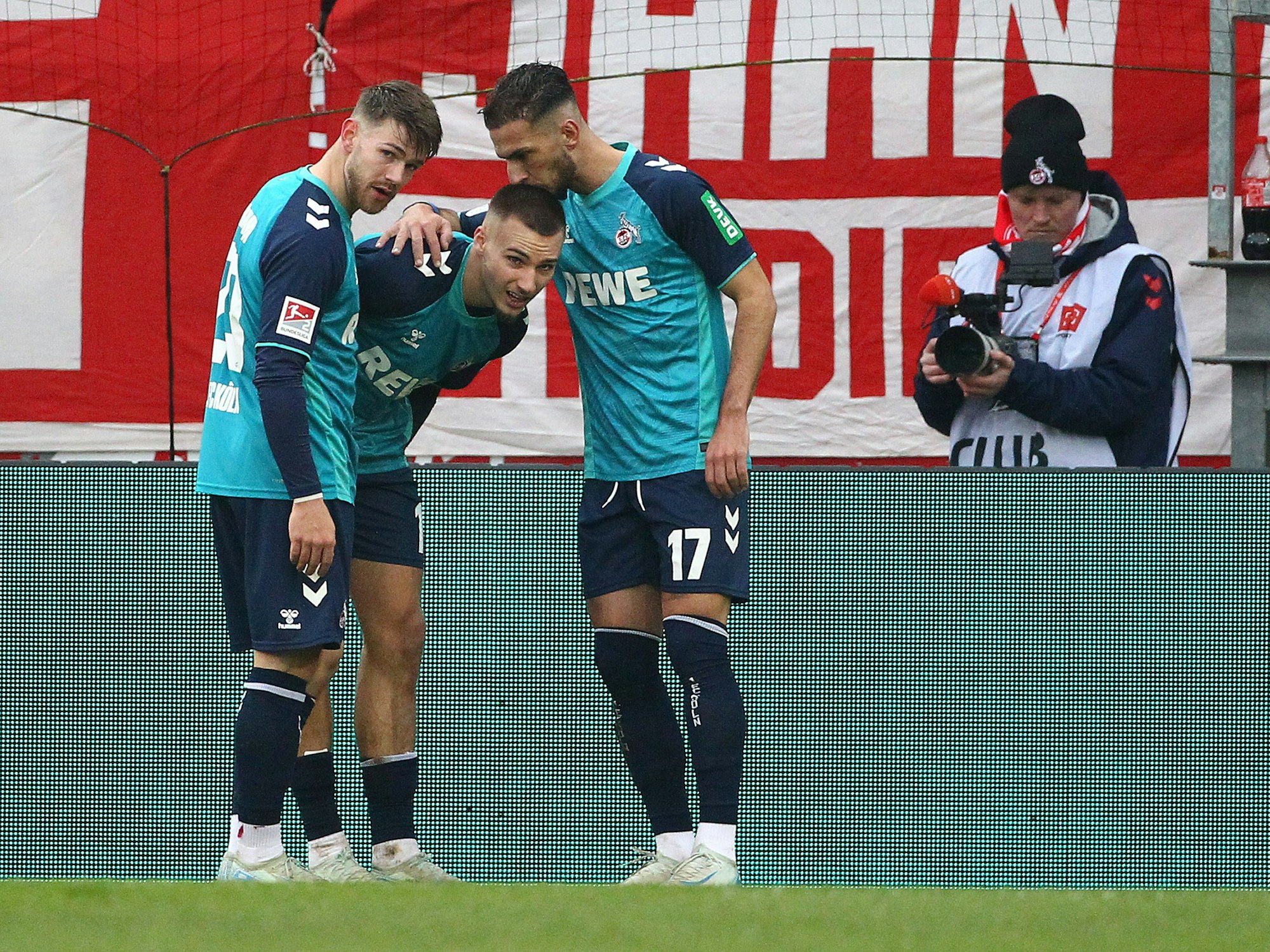 Tim Lemperle traf in Regensburg erst zum 1:0, verletzte sich beim Tor aber am Oberschenkel und musste ausgewechselt werden.