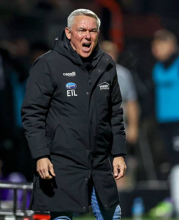 Viktoria-Trainer Olaf Janßen ruft etwas am Spielfeldrand.