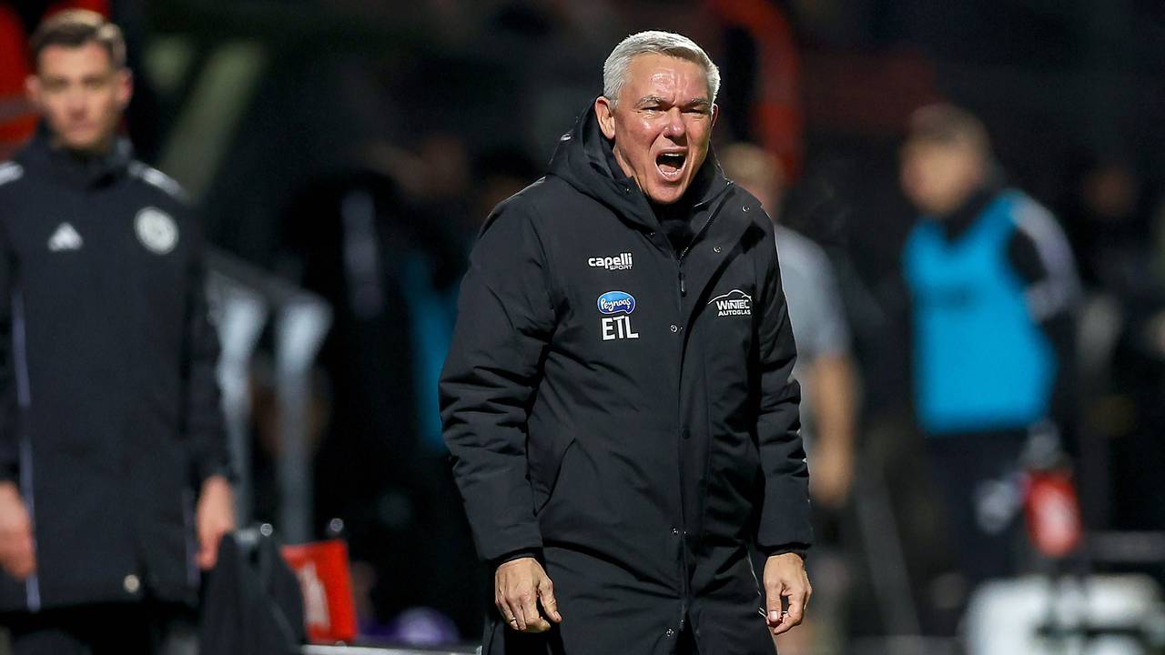 Viktoria-Trainer Olaf Janßen ruft etwas am Spielfeldrand.