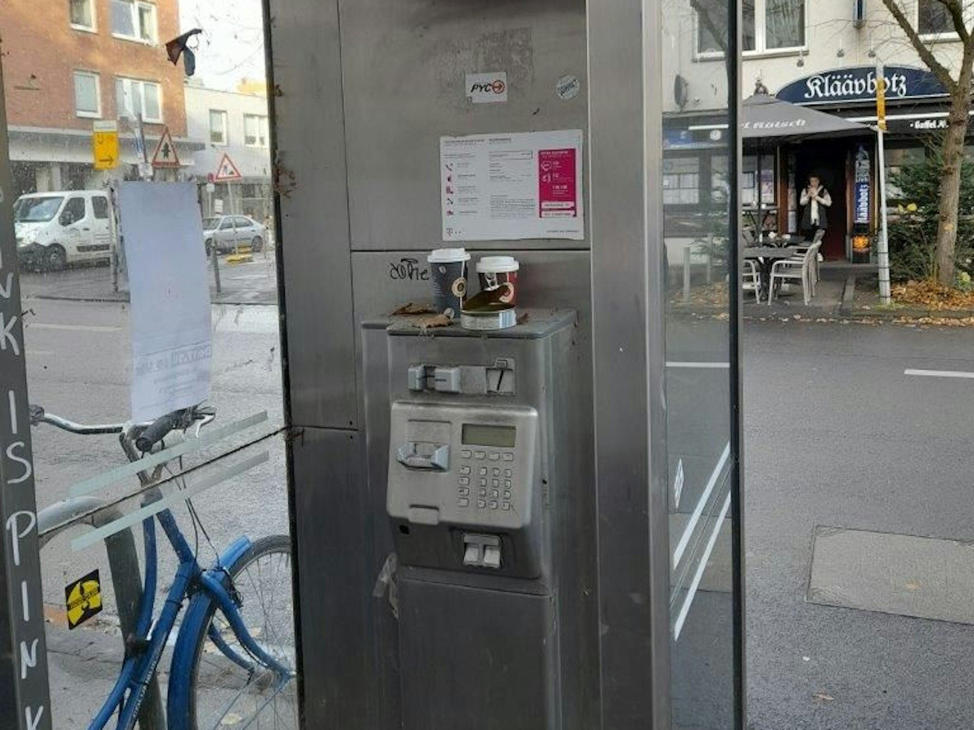 Müll in der Telefonzelle am Gottesweg in Köln.