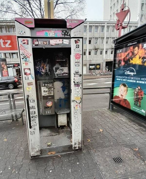 Eine dreckige Telefonzelle steht am Barbarossaplatz in Köln.