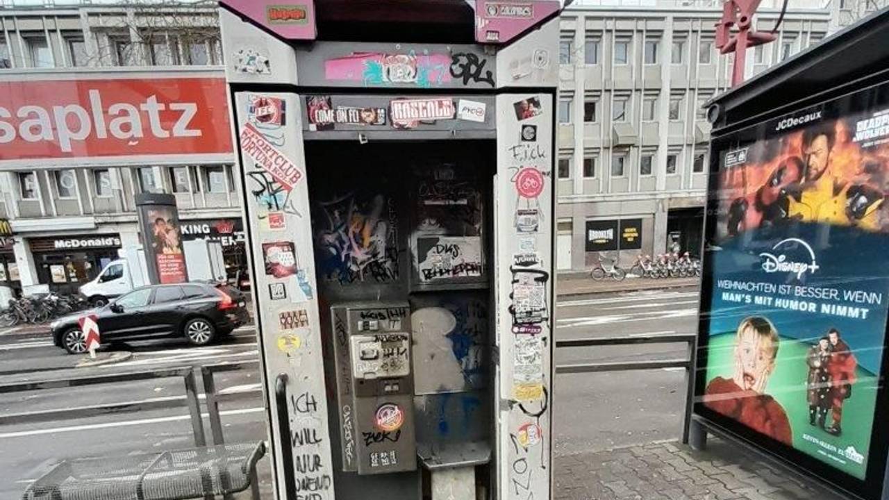 Eine dreckige Telefonzelle steht am Barbarossaplatz in Köln.