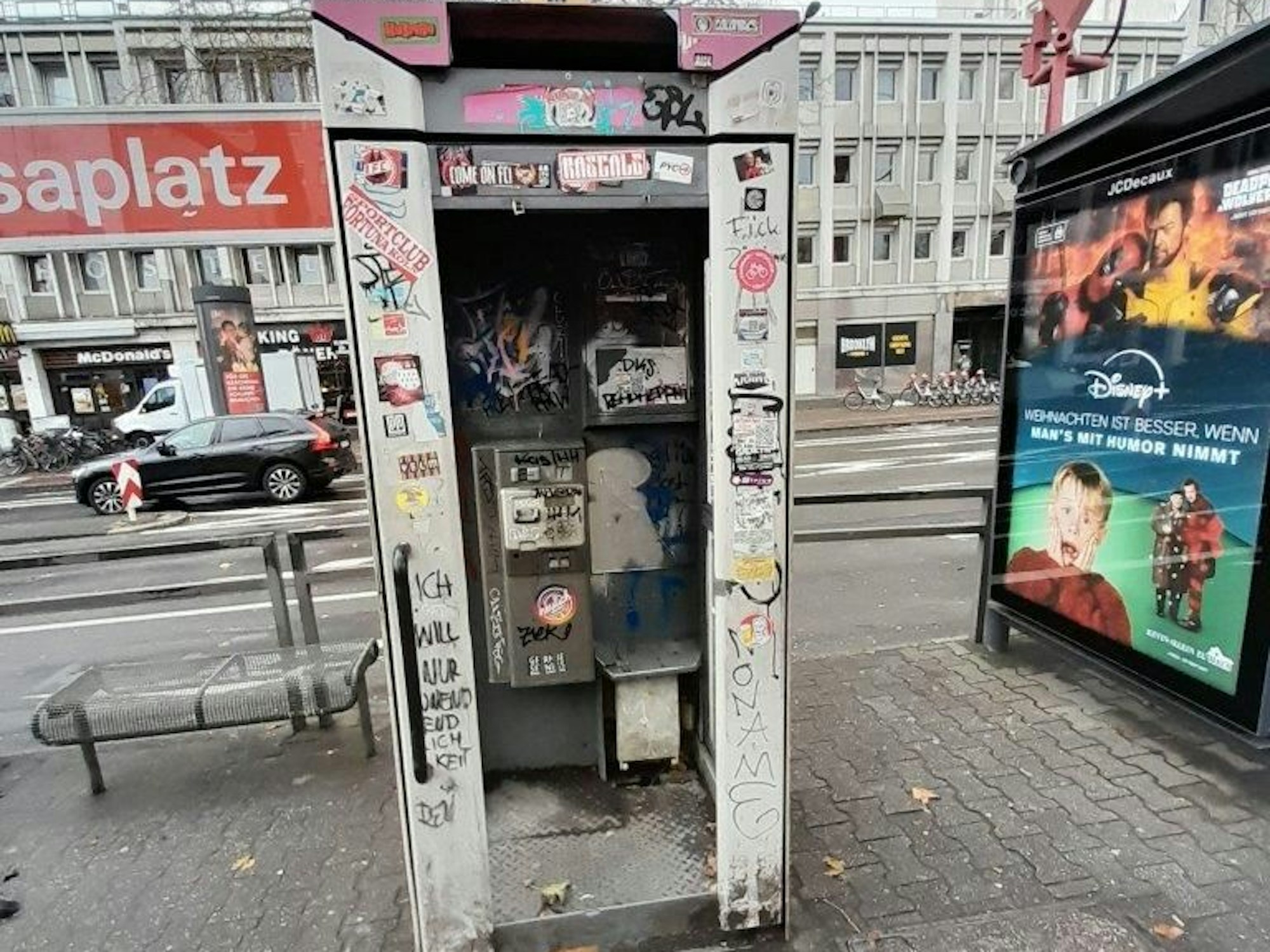 Eine dreckige Telefonzelle steht am Barbarossaplatz in Köln.