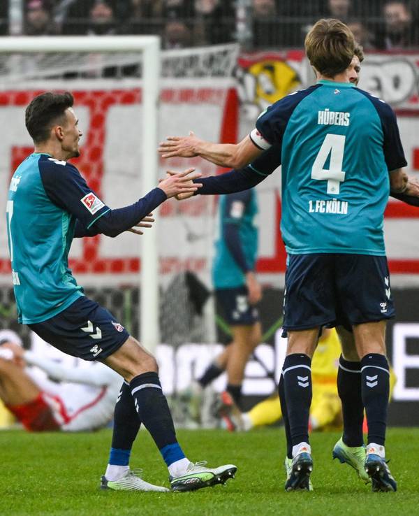 Der 1. FC Köln jubelt gegen Regensburg.