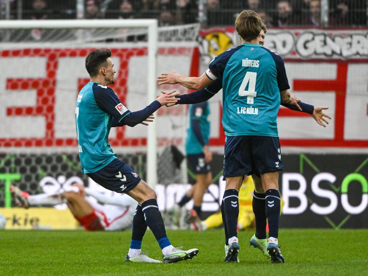 Der 1. FC Köln jubelt gegen Regensburg.