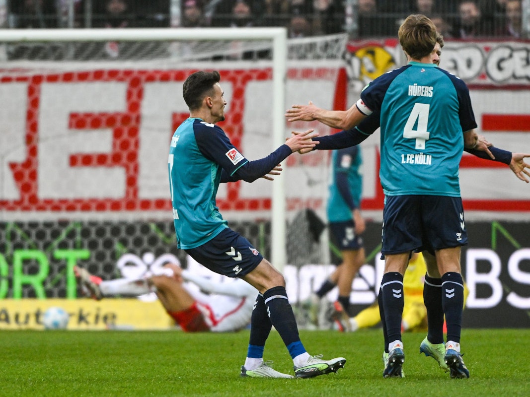 Der 1. FC Köln jubelt gegen Regensburg.