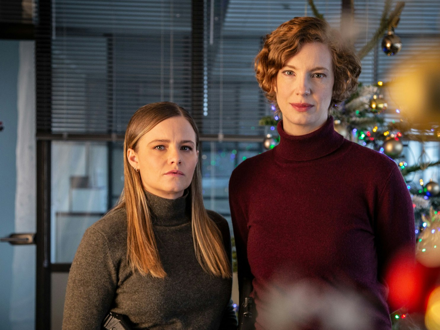 Der „Tatort: Stille Nacht“ läuft am Sonntag erst um 20.25 Uhr statt um 20.15 Uhr: Die Ermittlerinnen Liv Moormann (Jasna Fritzi Bauer, links) und Linda Selb (Luise Wolfram) sind aus aktuellem Anlass erst zehn Minuten später zu sehen.