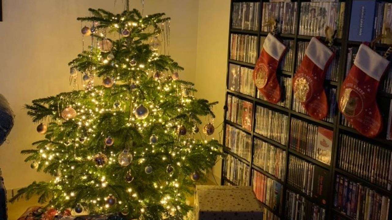 Ein Weihnachtsbaum in einem Wohnzimmer