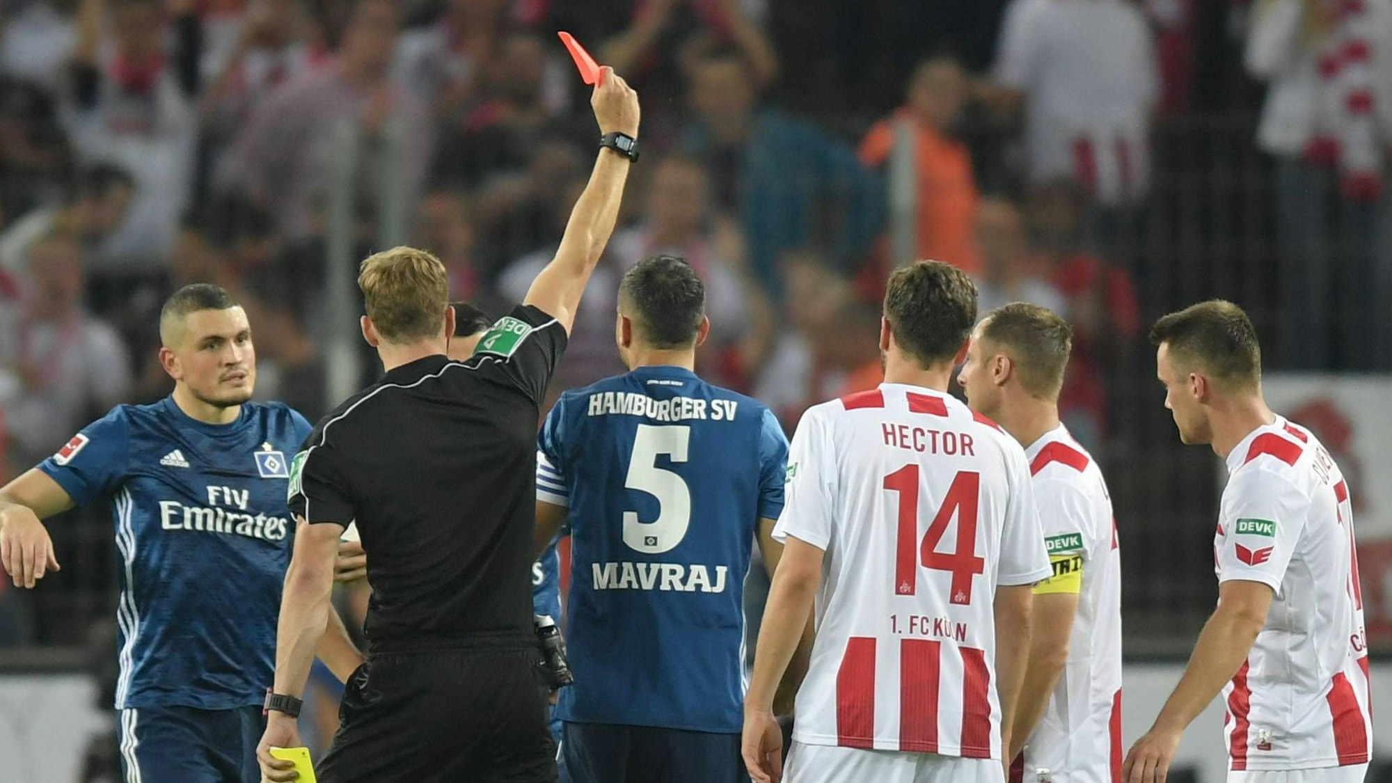 Sören Storks zückt Blitz-Rot bei seinem Bundesliga-Debüt. Mergim Mavraj ist der Leidtragende, während Jonas Hector, Matthias Lehmann und Christian Clemens sich für den folgenden Freistoß sortieren.