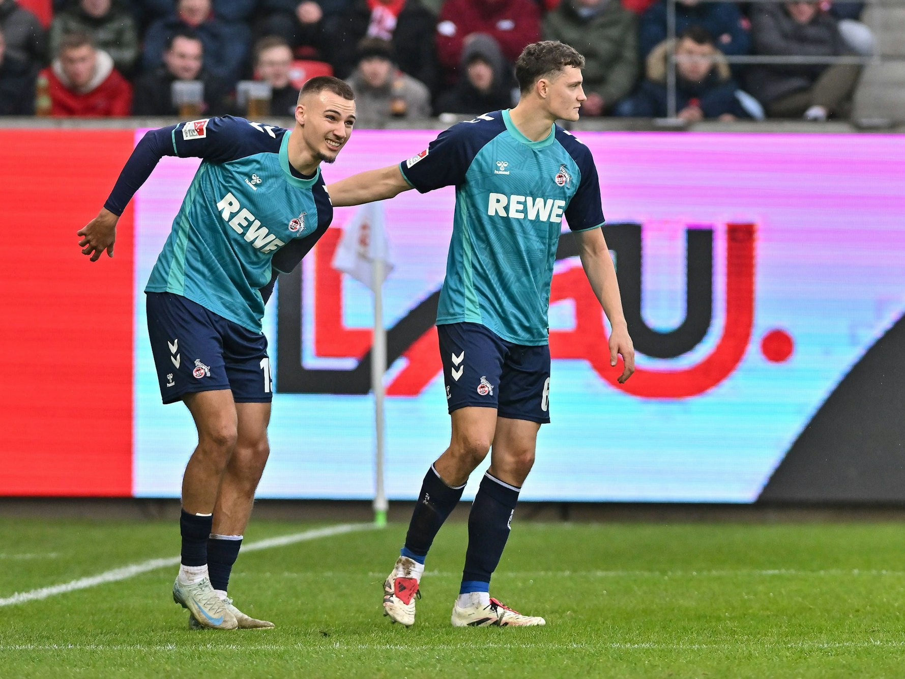 Tim Lemperle fasst sich nach seinem Tor gegen Regensburg an den Oberschenkel.