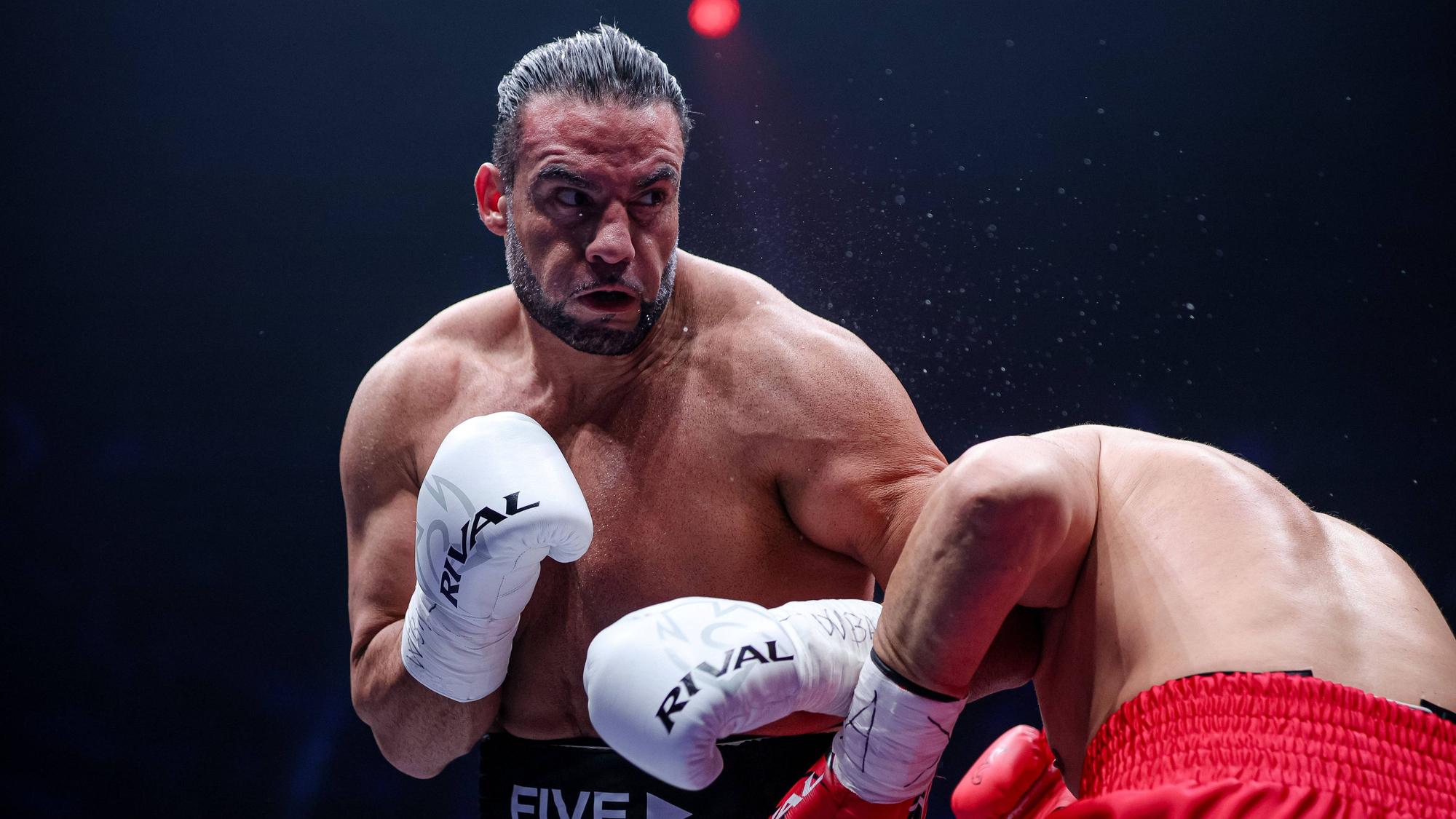 Mahmoud Charr im Boxkampf gegen Kubrat Pulew.