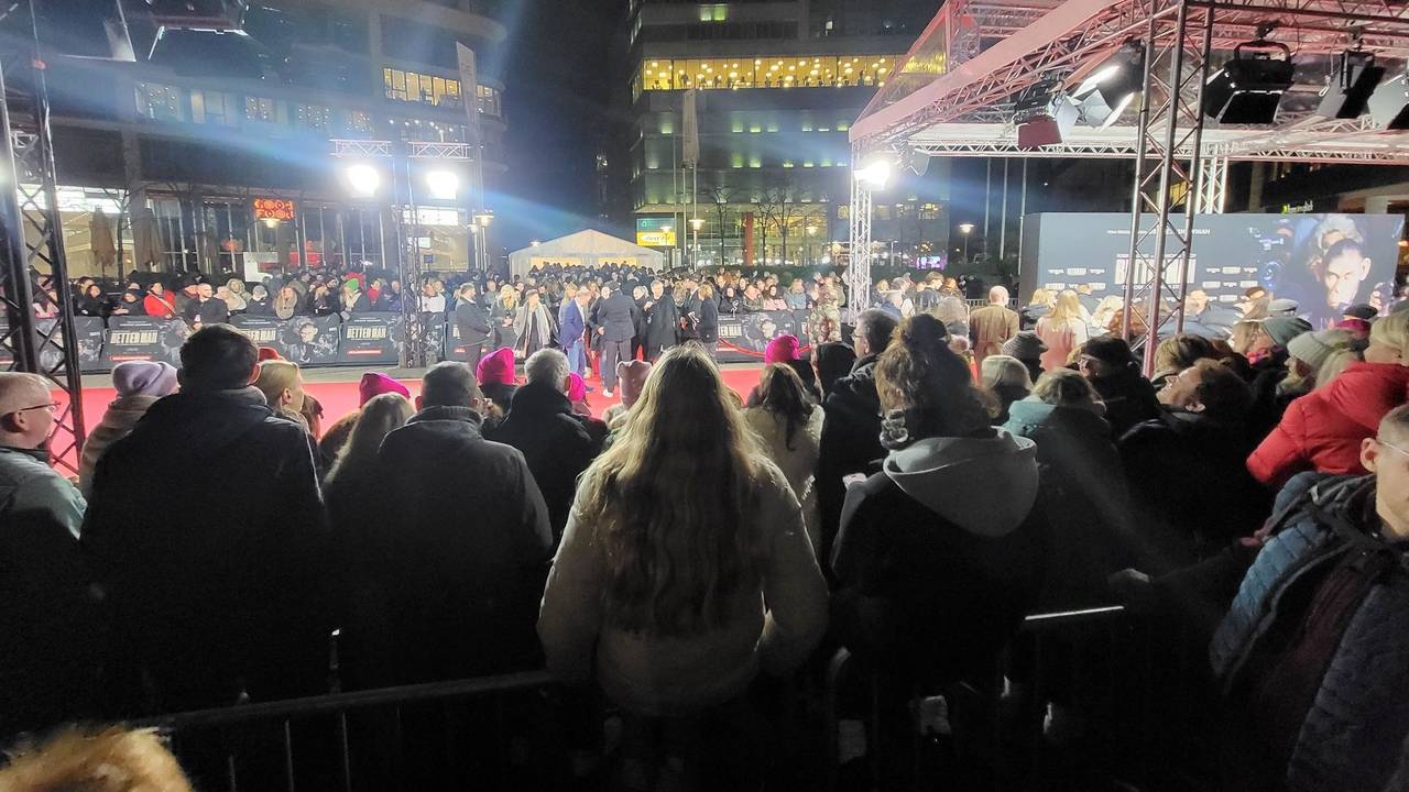 Der Sänger Robbie Williams kommt zur Premiere des Films „Better Man - Die Robbie Williams Story“ in Köln.