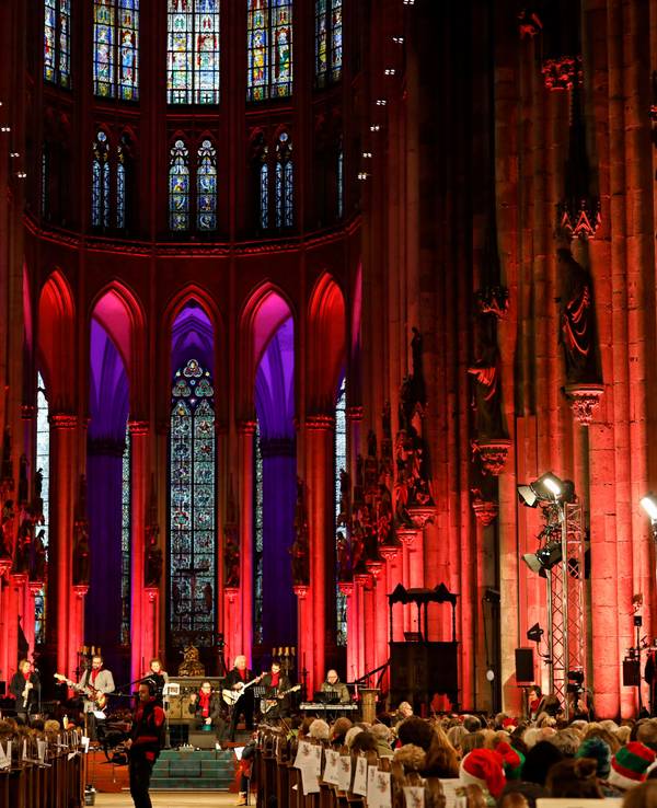 Blick in den beleuchteten Kölner Dom