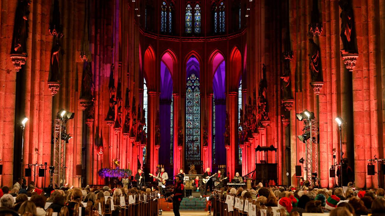 Blick in den beleuchteten Kölner Dom