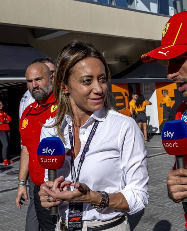 Carlos Sainz bei der Formel 1 in einem TV-Interview.