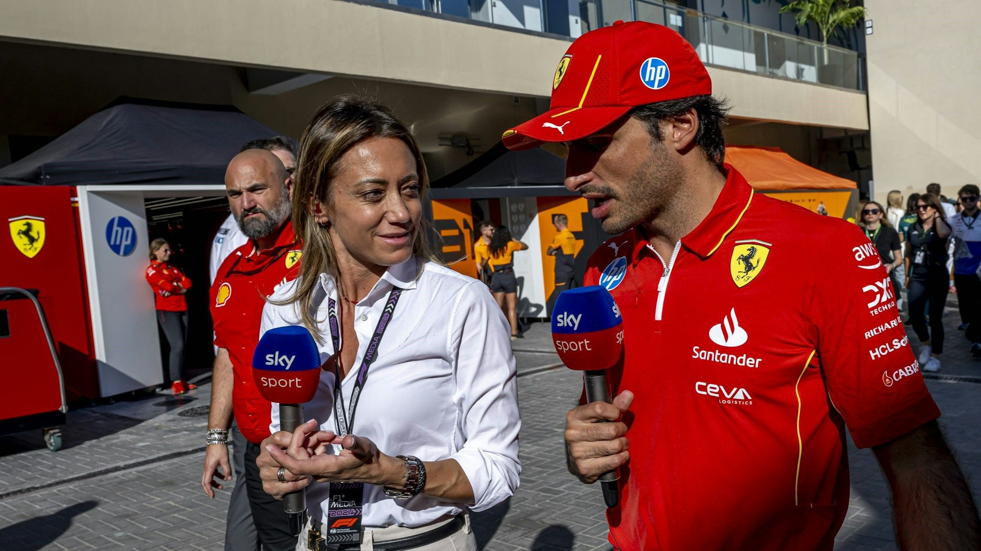Carlos Sainz bei der Formel 1 in einem TV-Interview.