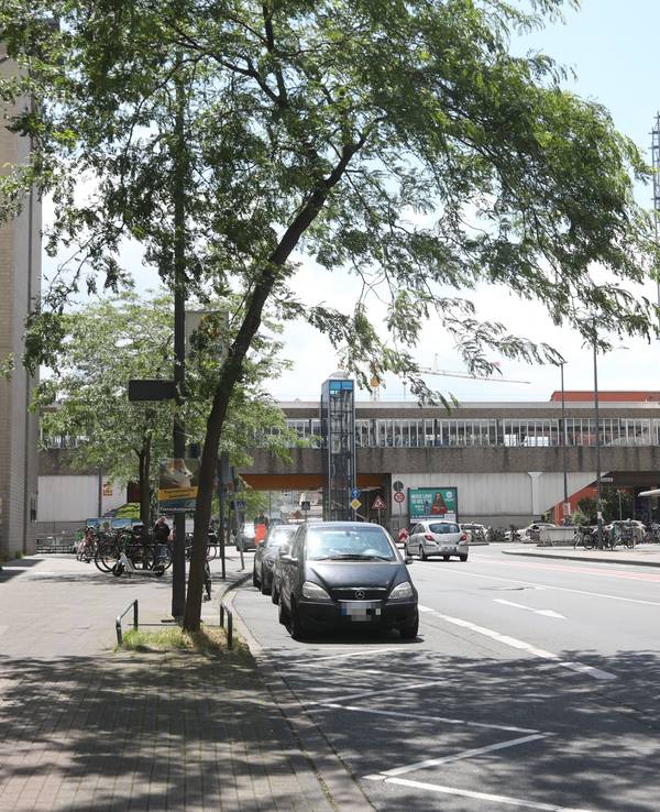 Autos fahren über die Neusser Straße in Köln, hier sind auch Autos am Fahrbahnrand zu sehen.