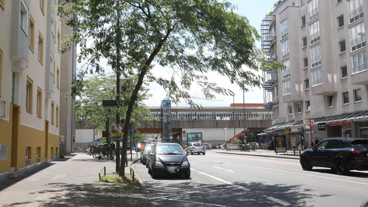Autos fahren über die Neusser Straße in Köln, hier sind auch Autos am Fahrbahnrand zu sehen.