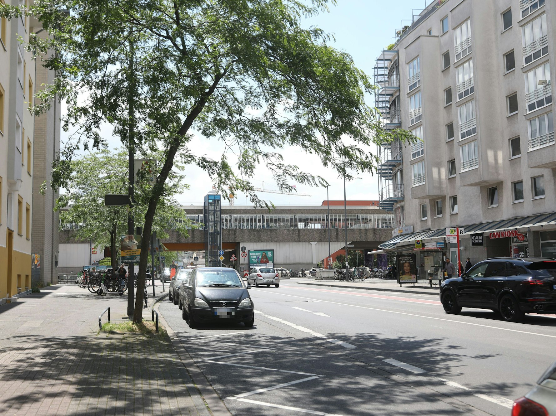 Autos fahren über die Neusser Straße in Köln, hier sind auch Autos am Fahrbahnrand zu sehen.
