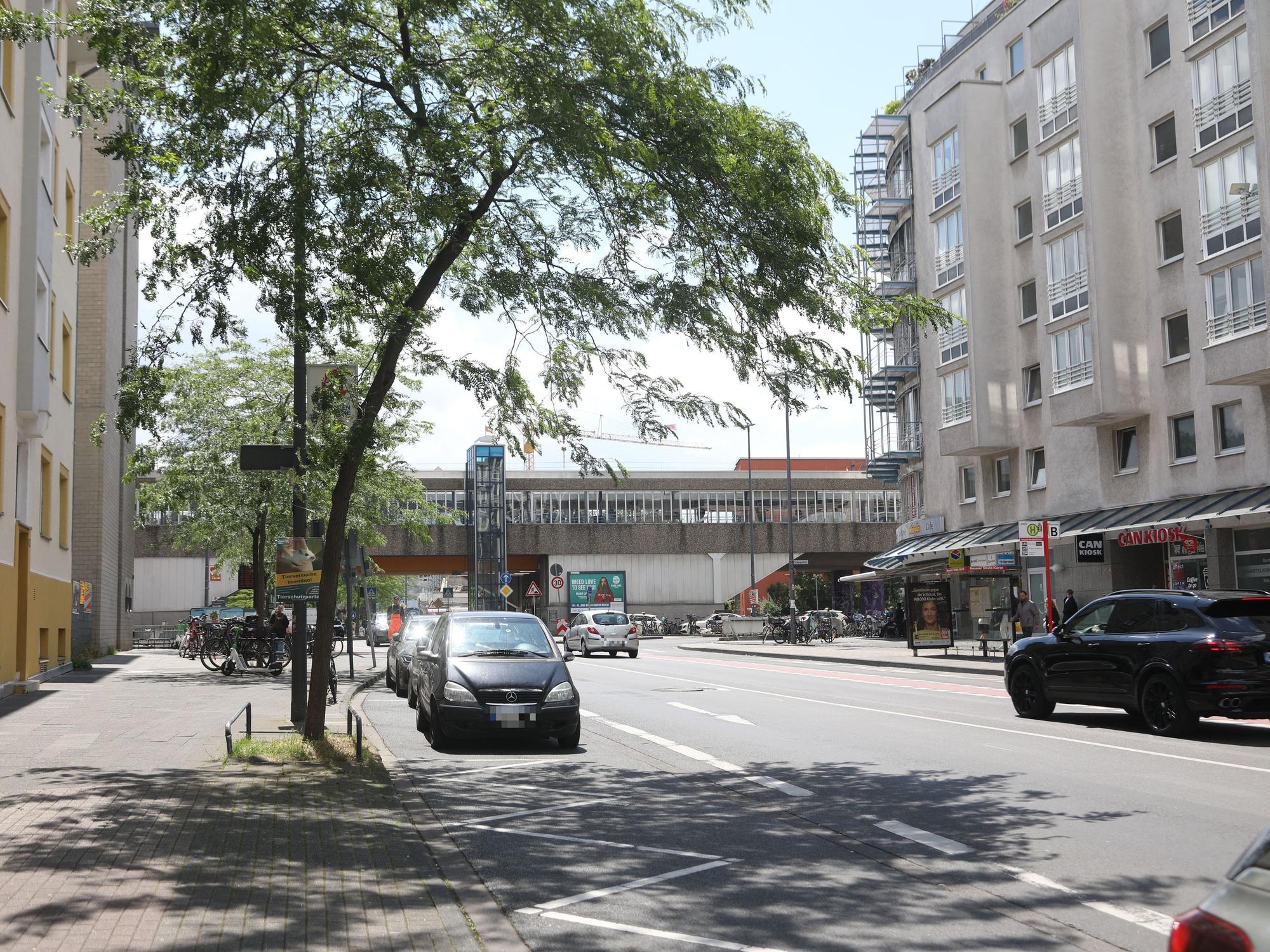 Autos fahren über die Neusser Straße in Köln, hier sind auch Autos am Fahrbahnrand zu sehen.