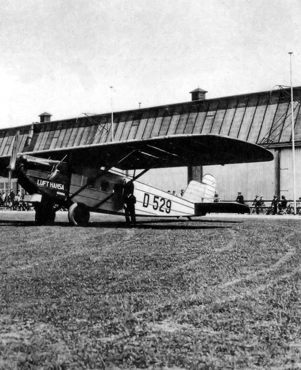 Flugzeuge am Flughafen Butzweilerhof 1927 in Köln. Das Foto ist wegen des Alters in schwarz-weiß.