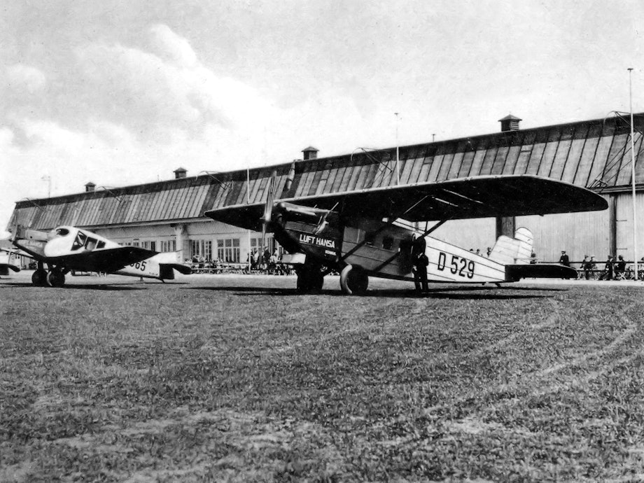 Flugzeuge am Flughafen Butzweilerhof 1927 in Köln. Das Foto ist wegen des Alters in schwarz-weiß.