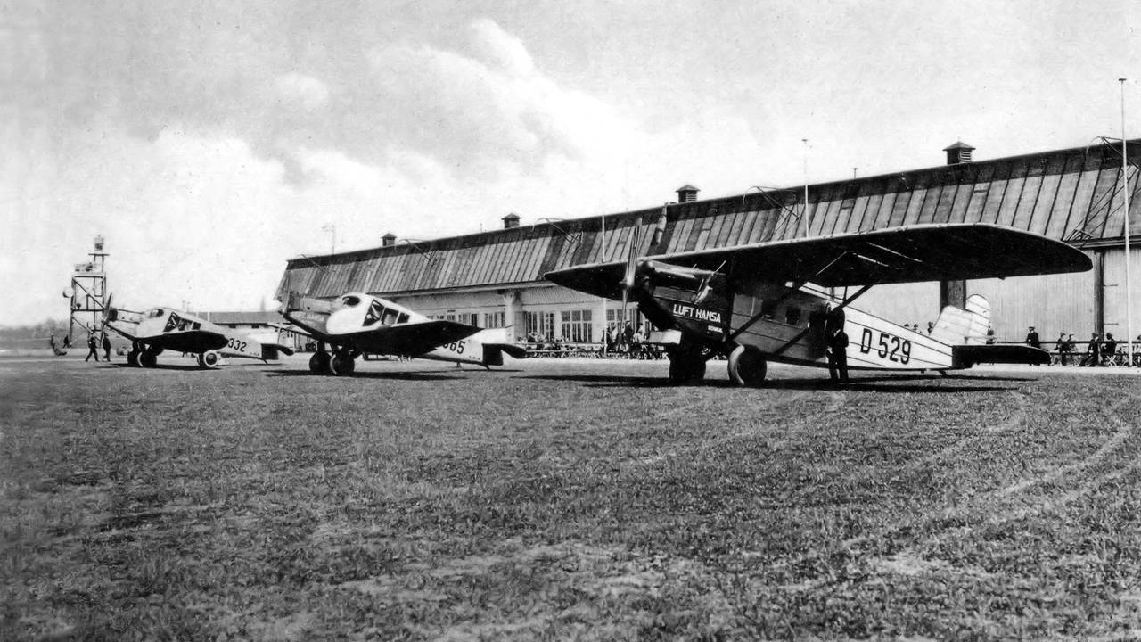 Flugzeuge am Flughafen Butzweilerhof 1927 in Köln. Das Foto ist wegen des Alters in schwarz-weiß.