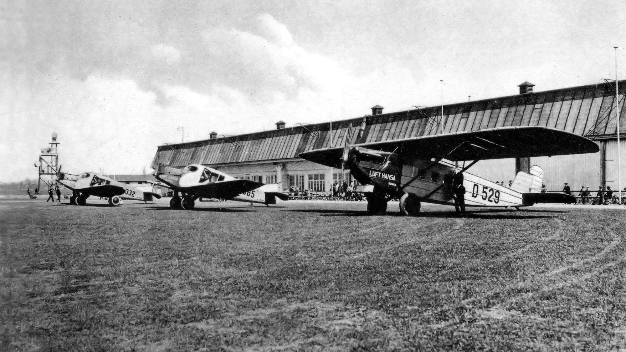 Flugzeuge am Flughafen Butzweilerhof 1927 in Köln. Das Foto ist wegen des Alters in schwarz-weiß.