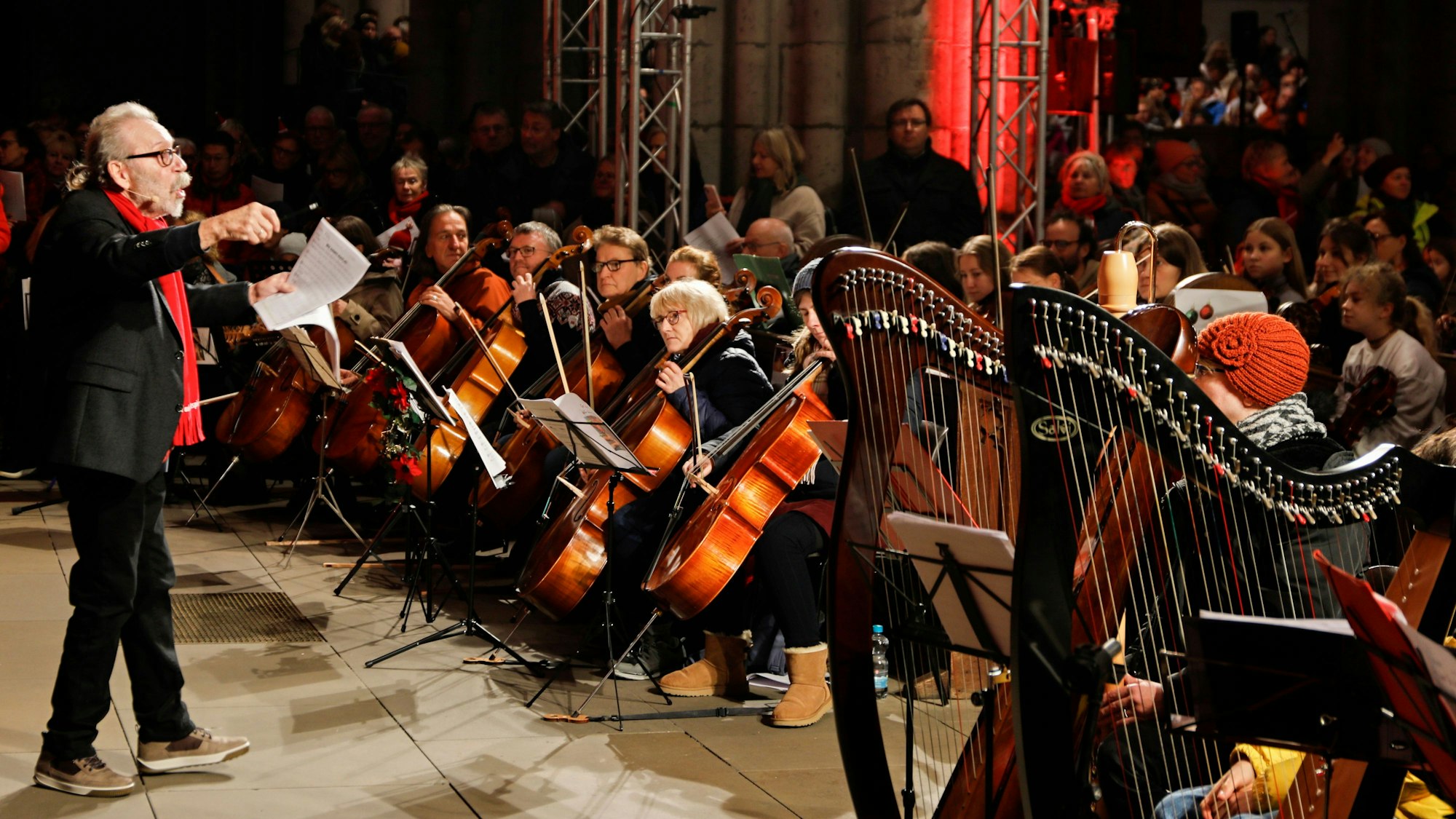 Janus Fröhlich dirigiert Streicher im Kölner Dom.