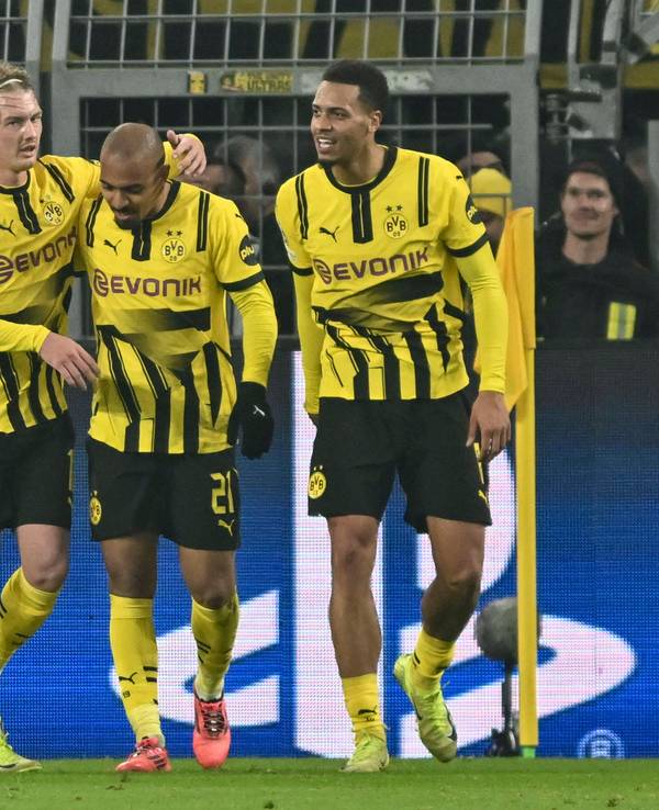 Donyell Malen jubelt mit Julian Brandt und Felix Nmecha im BVB-Trikot.