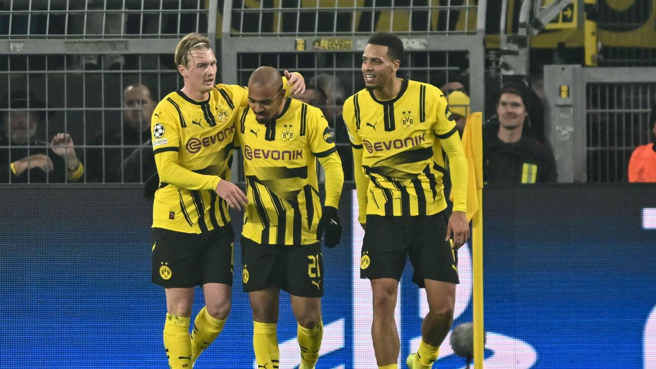 Donyell Malen jubelt mit Julian Brandt und Felix Nmecha im BVB-Trikot.