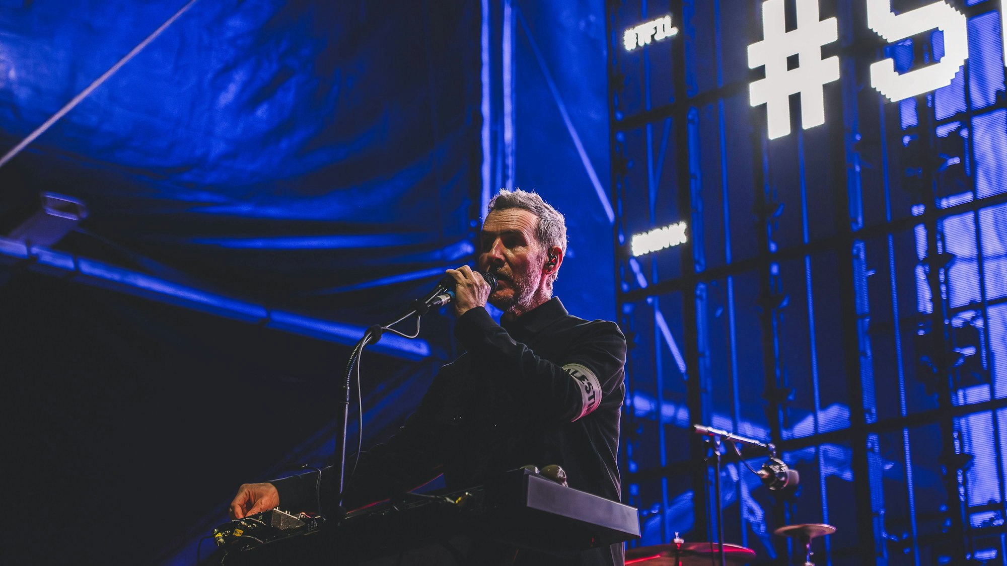 Massive Attack beim Konzert auf der Bühne.