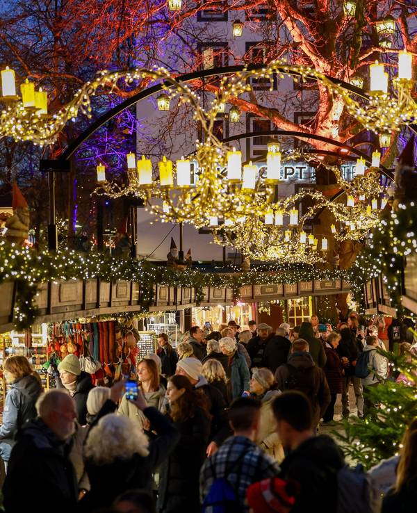 Der Weihnachtsmarkt „Heinzels Wintermärchen“ auf dem Alter Markt und Heumarkt in Köln.