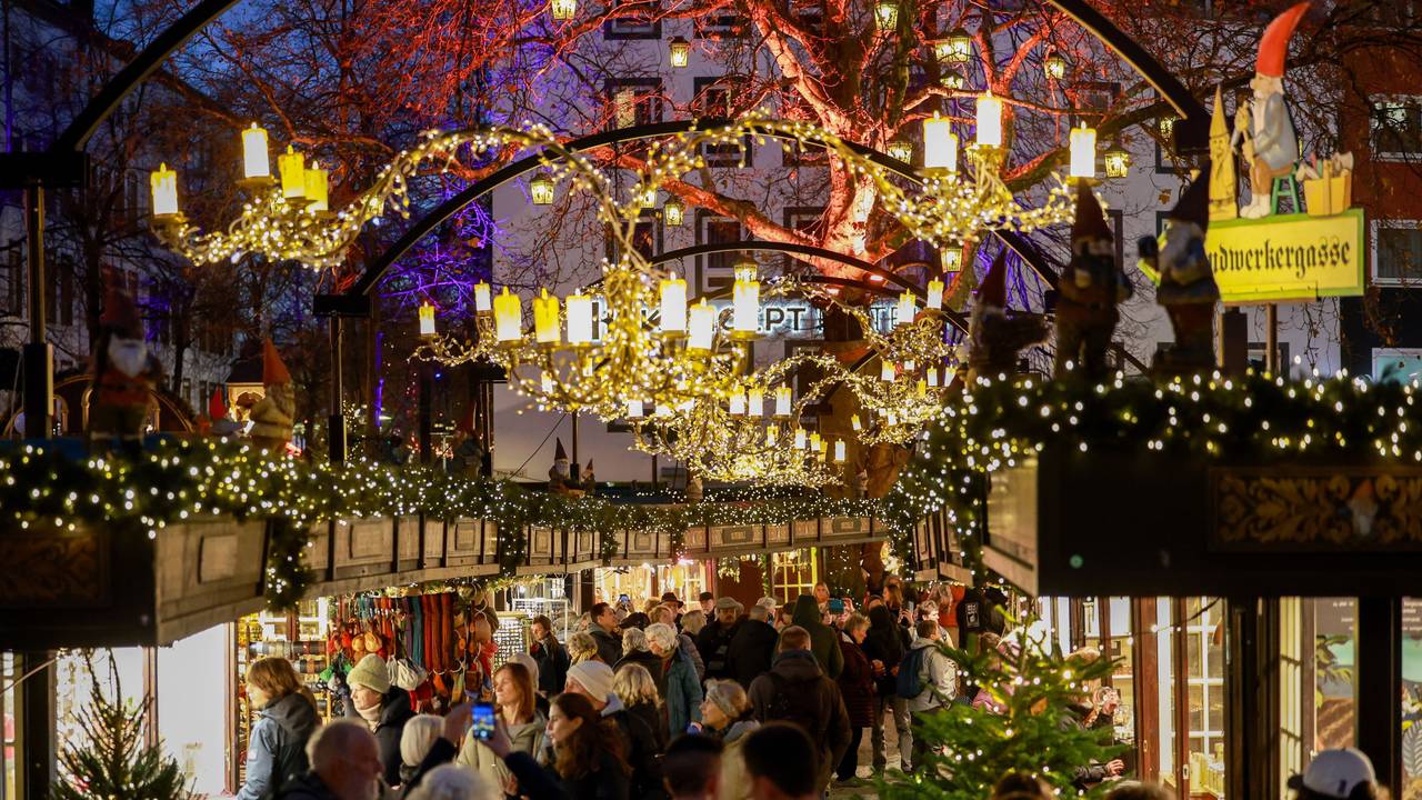 Der Weihnachtsmarkt „Heinzels Wintermärchen“ auf dem Alter Markt und Heumarkt in Köln.