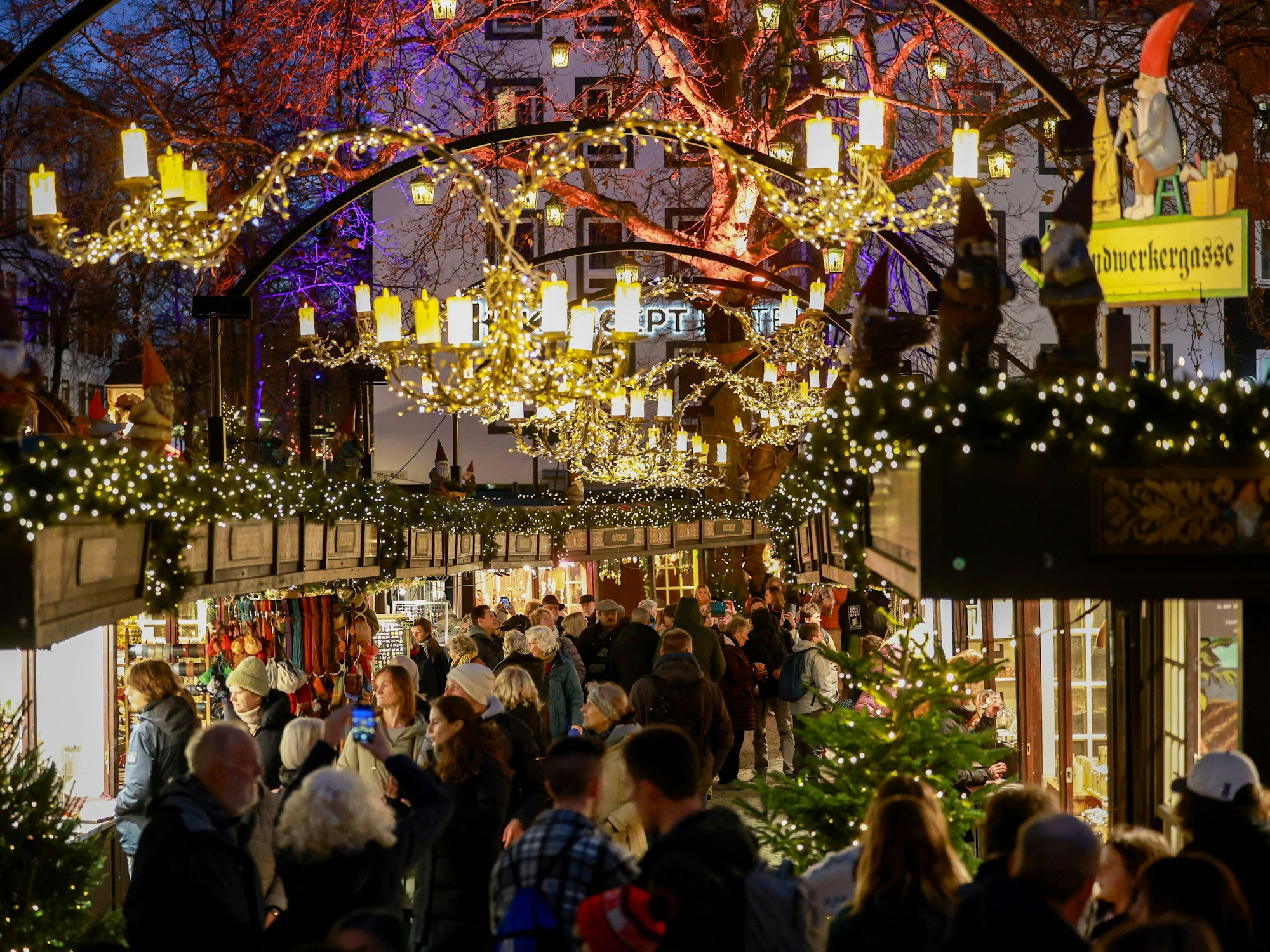 Der Weihnachtsmarkt „Heinzels Wintermärchen“ auf dem Alter Markt und Heumarkt in Köln.