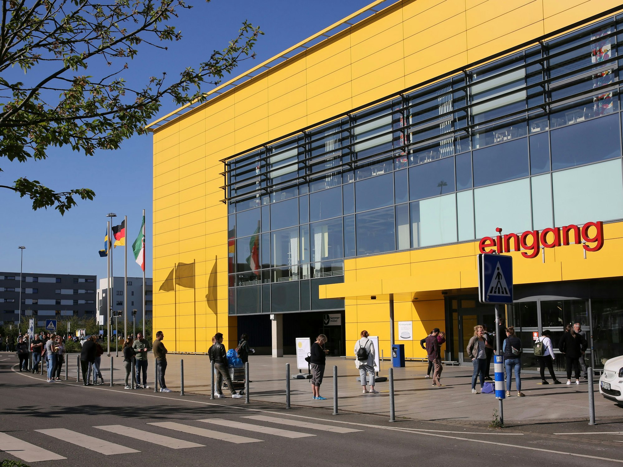 Schlange vor dem Eingang des IKEA in Köln.