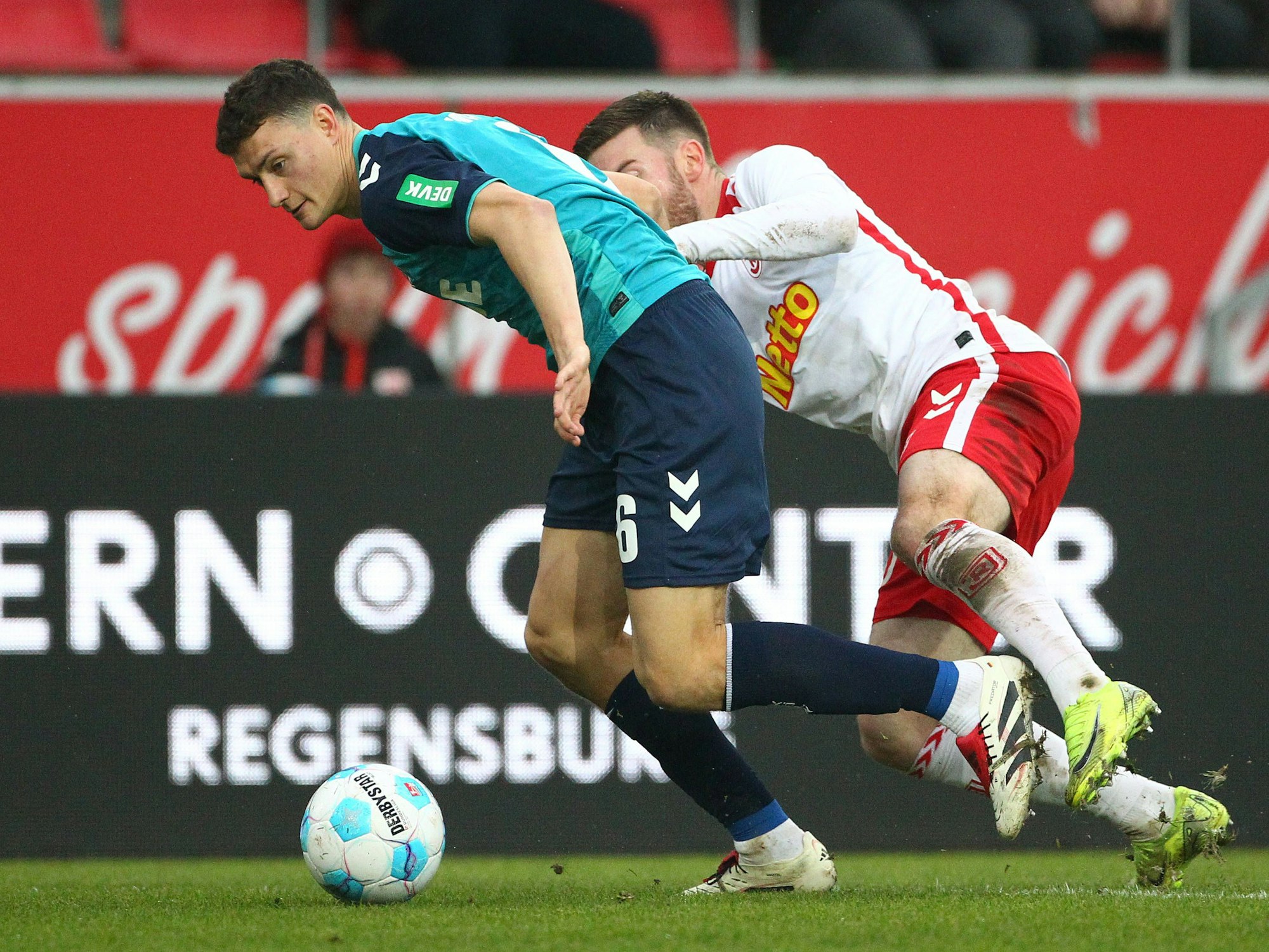 Eric Martel im Zweikampf mit Christian Kühlwetter.