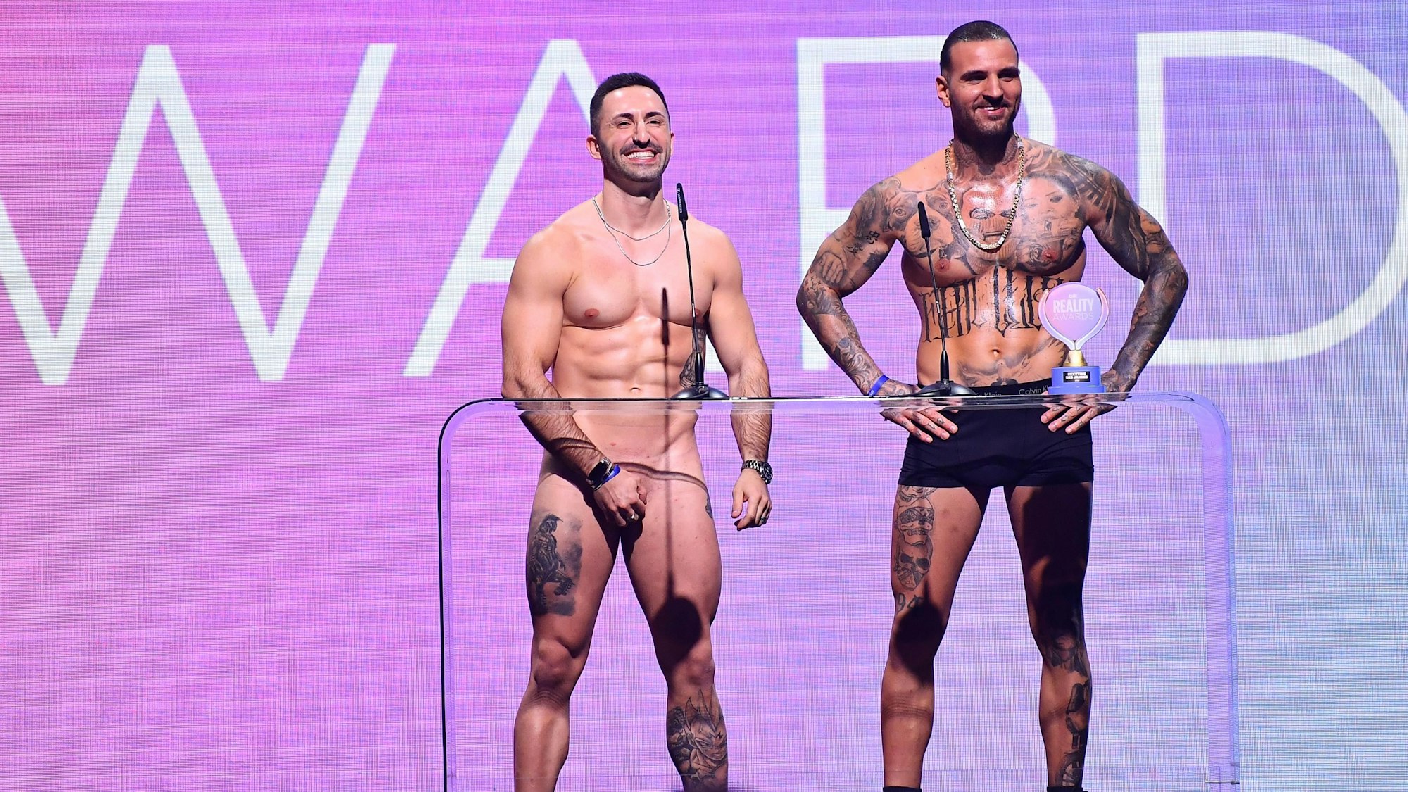 Diogo Sangre (r.) und Fabio De Pasquale stehen bei den RTL-Reality-Awards auf der Bühne.