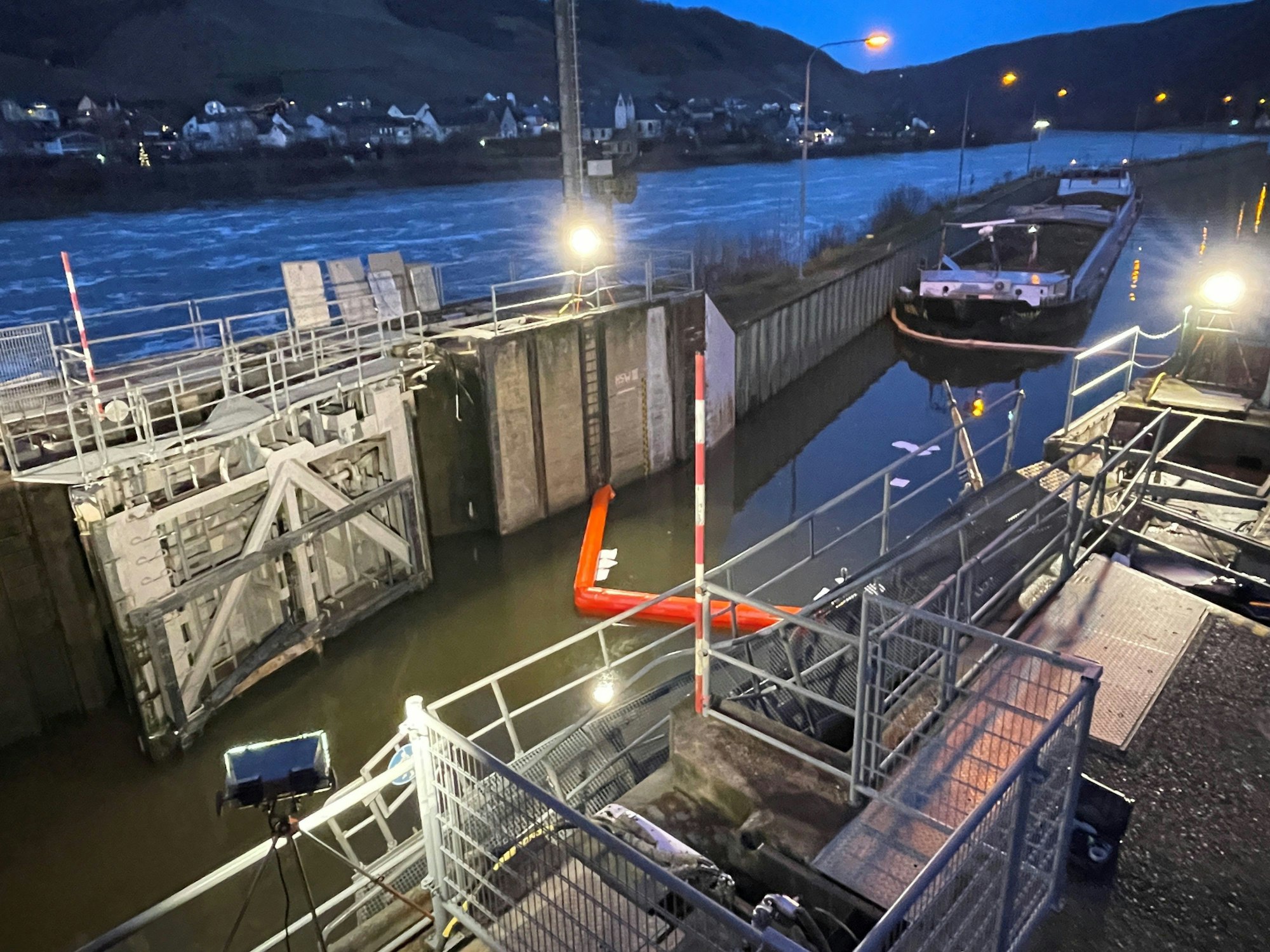 An der Schleuse Müden ist ein Torflügel beschädigt. Wegen eines beschädigten Tors an einer Schiffsschleuse bleibt der Schiffsverkehr auf der Mosel voraussichtlich bis Ende März gesperrt.