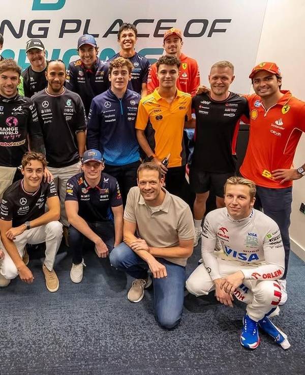 Die Formel-1-Fahrer der Saison 2024 posieren nach dem WM-Finale in Abu Dhabi zum Gruppenfoto.
