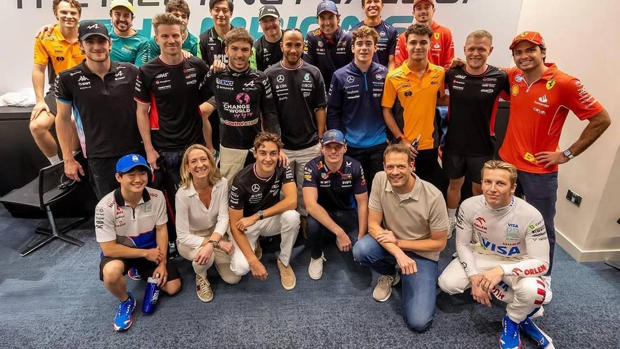 Die Formel-1-Fahrer der Saison 2024 posieren nach dem WM-Finale in Abu Dhabi zum Gruppenfoto.