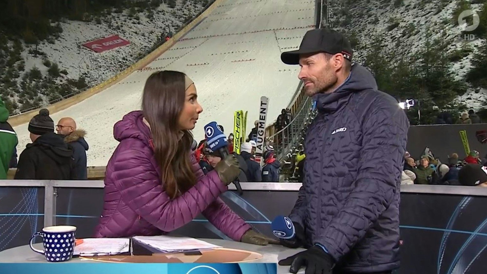 Sven Hannawald und Lea Wagner am Sonntag (8. Dezember 2024) während der Skisprung-Übertragung in der ARD.