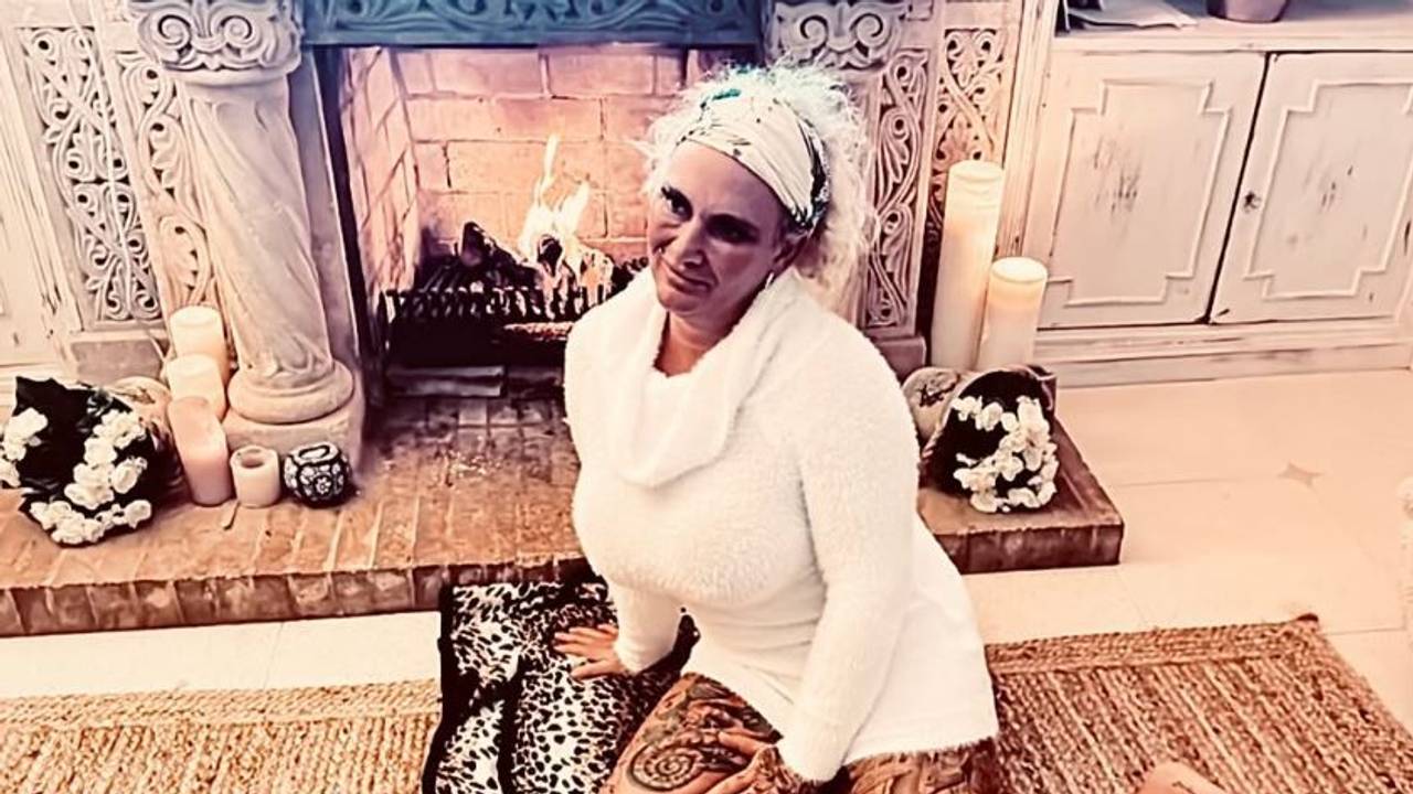 Caro Robens kuschelig vor dem heimischen Kamin.