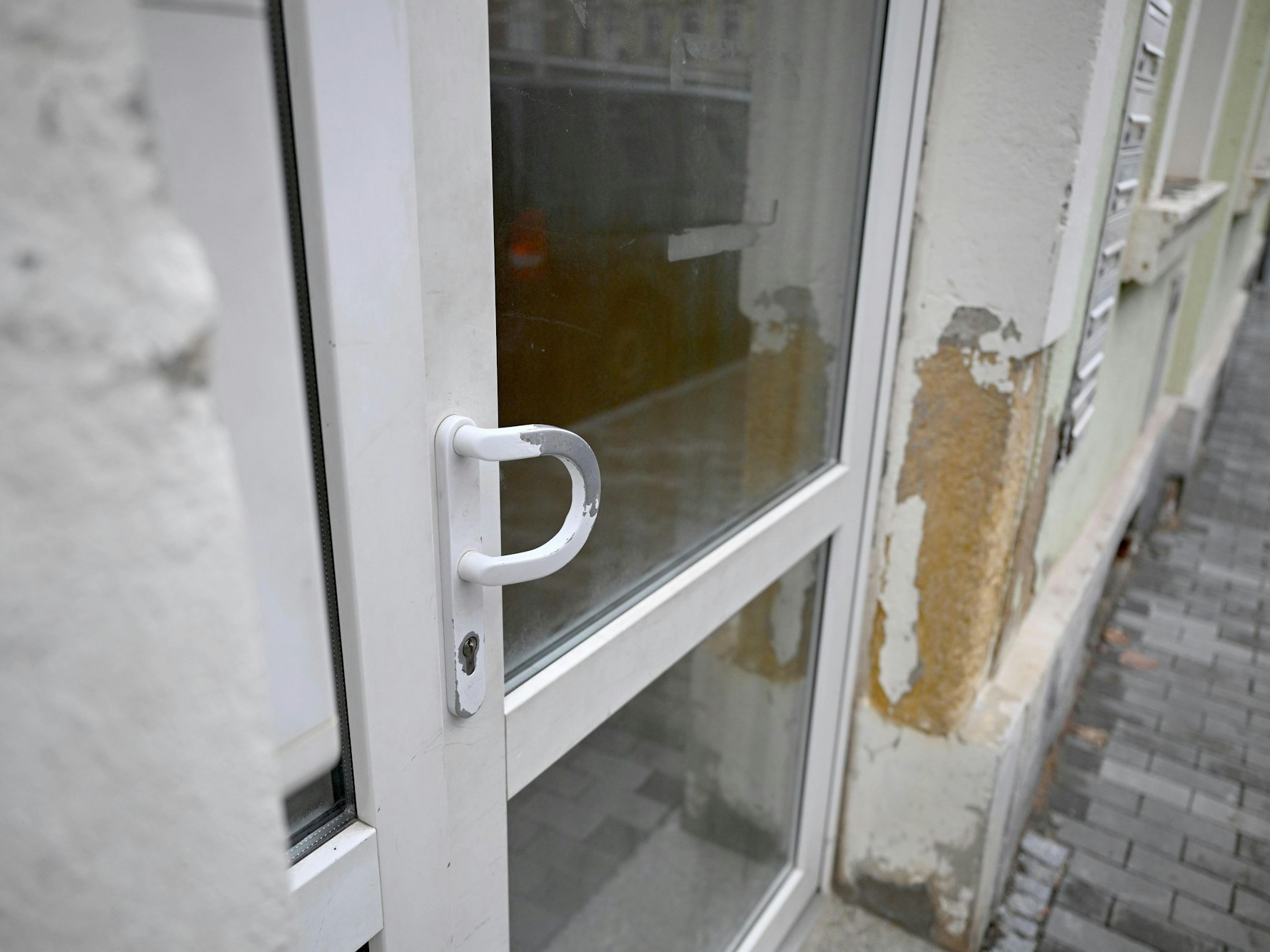 Ein Blick auf einen Hauseingang von einem Mehrfamilienhaus in Meißen (Sachsen), in dem drei Kleinkinder im Alter von einem, zwei und drei Jahren sowie ein 37-jähriger Mann tot gefunden worden. Die Ermittler gehen von einem Tötungsdelikt aus, wie sie am Montag mitteilten.