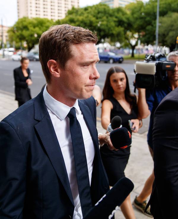 Rohan Dennis kommt am Gericht in Adelaide an und wird von Medien umzingelt.