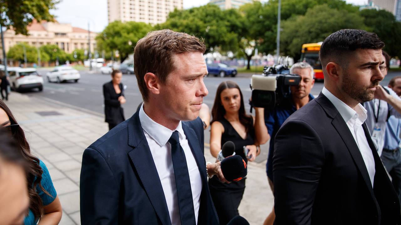 Rohan Dennis kommt am Gericht in Adelaide an und wird von Medien umzingelt.