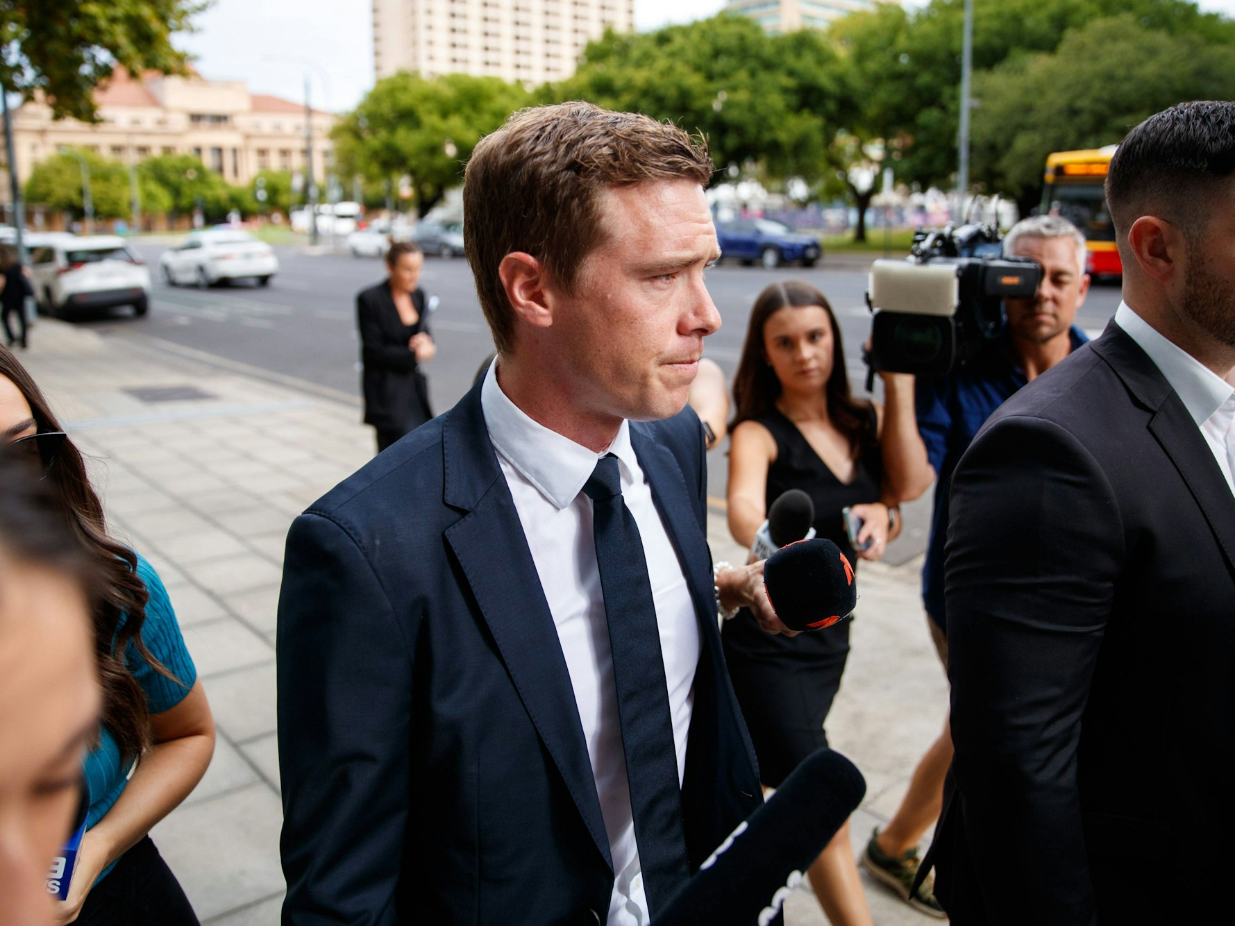 Rohan Dennis kommt am Gericht in Adelaide an und wird von Medien umzingelt.