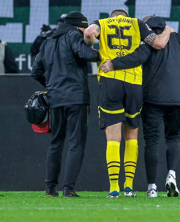 Niklas Süle verlässt gestützt von zwei Betreuern das Spielfeld.